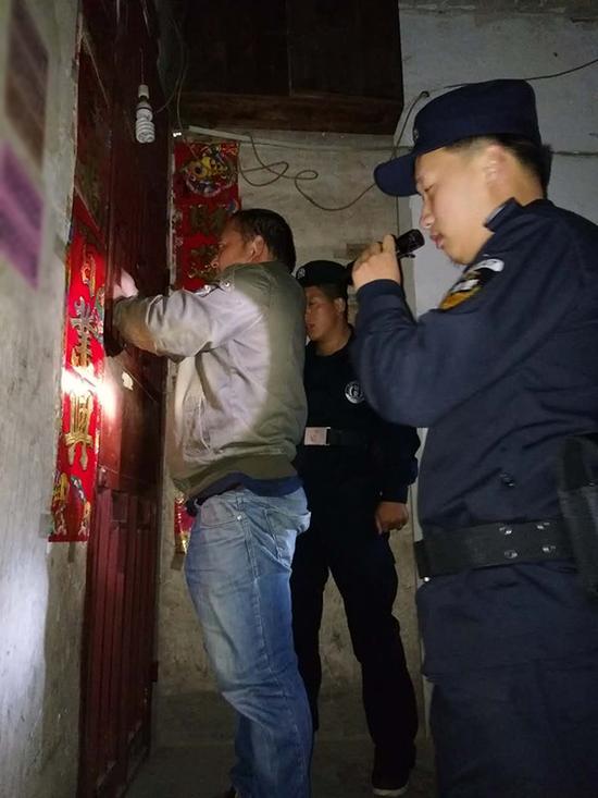 阿克苏粗心妈妈误将幼女锁家中 